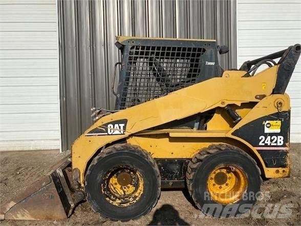 CAT 242B Міні-навантажувачі