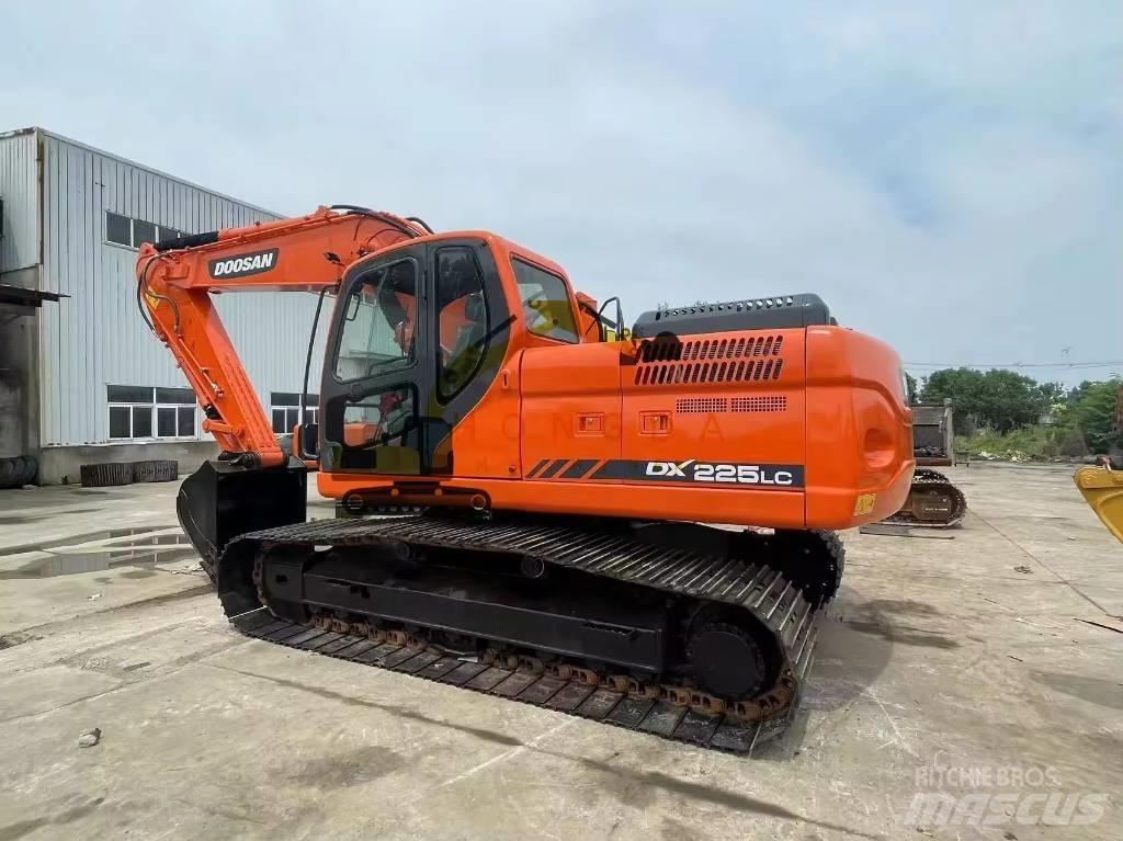 Doosan DX 225 LC Гусеничні екскаватори
