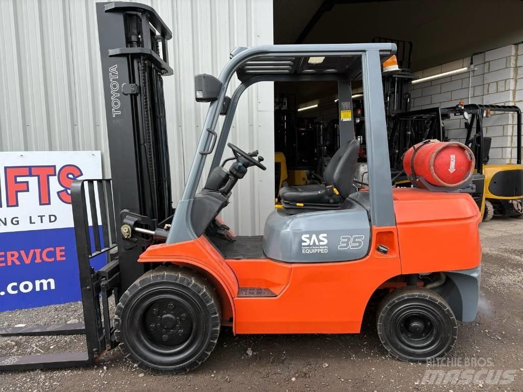Toyota 7FGJ35 Газові навантажувачі