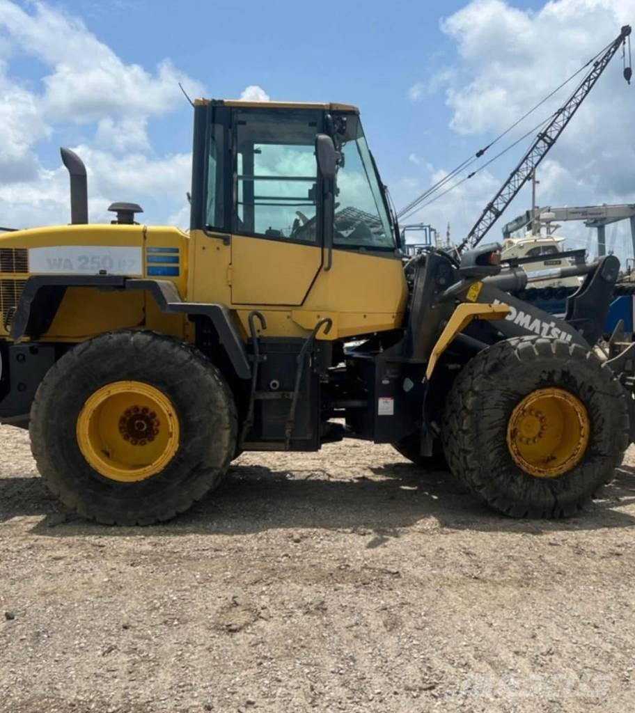 Komatsu WA 250 PZ-6 Фронтальні навантажувачі