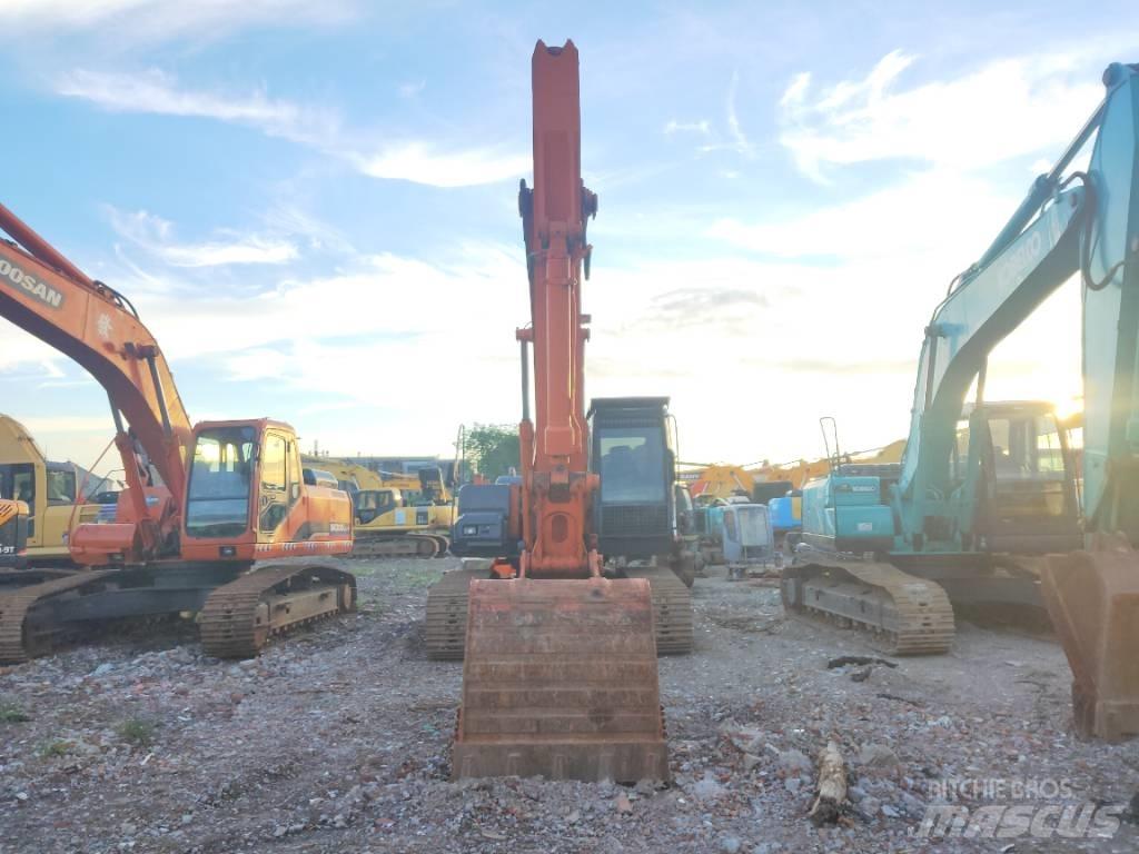Hitachi ZX 210 Гусеничні екскаватори