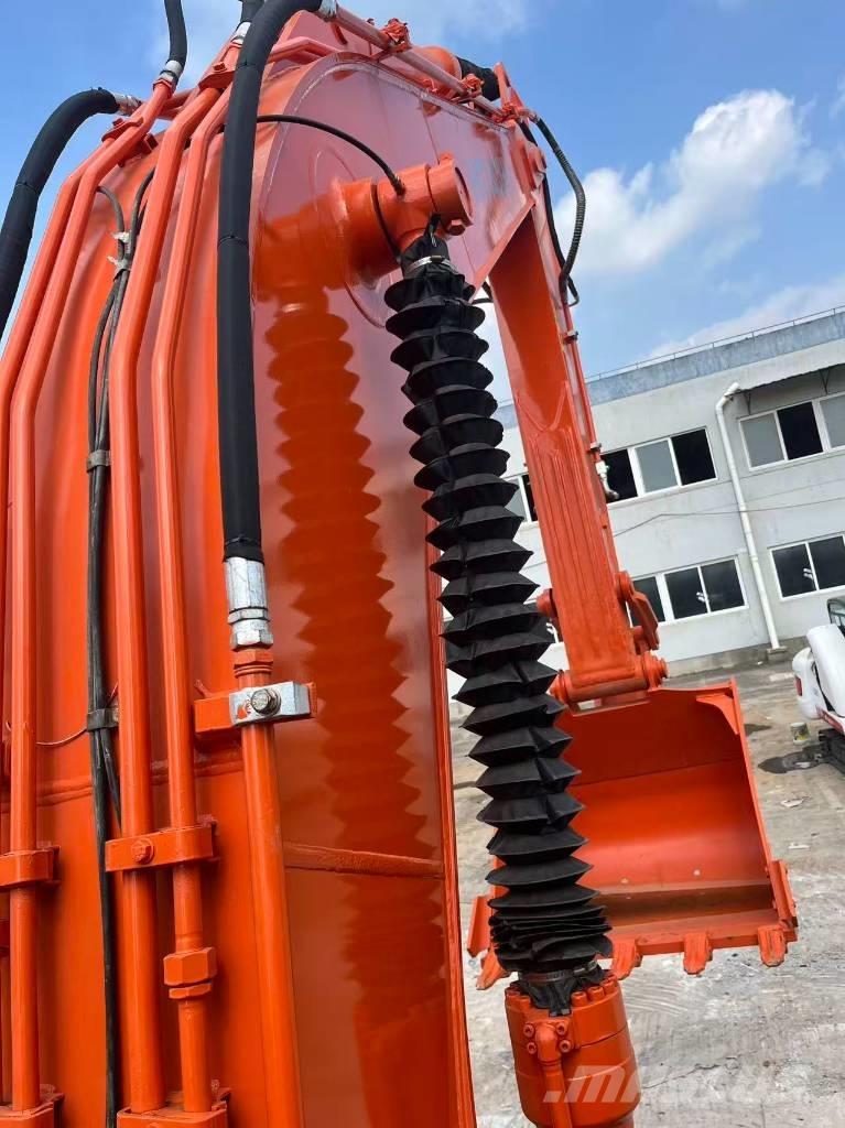 Hitachi ZX 250 Гусеничні екскаватори