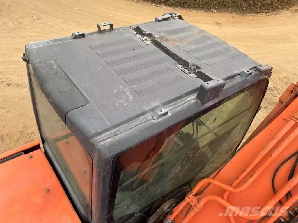 Hitachi ZX 200 Гусеничні екскаватори