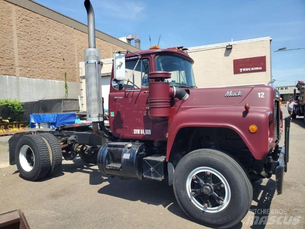 Mack RD 690 P Тягачі