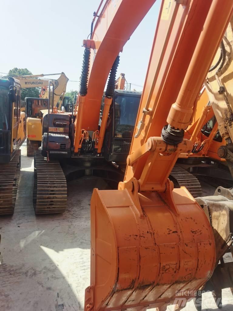 Hitachi ZX 210 Гусеничні екскаватори