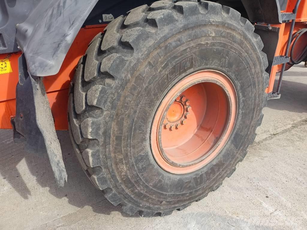 Hitachi ZW150 Фронтальні навантажувачі