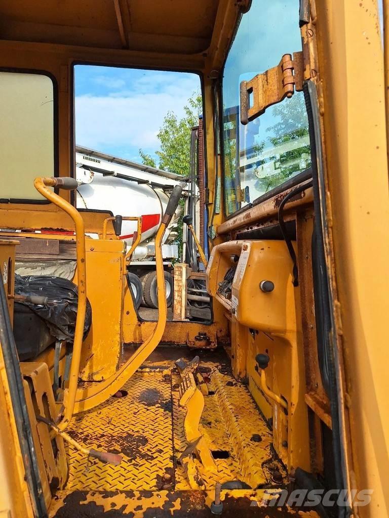 Komatsu D45-1 Гусеничні бульдозери