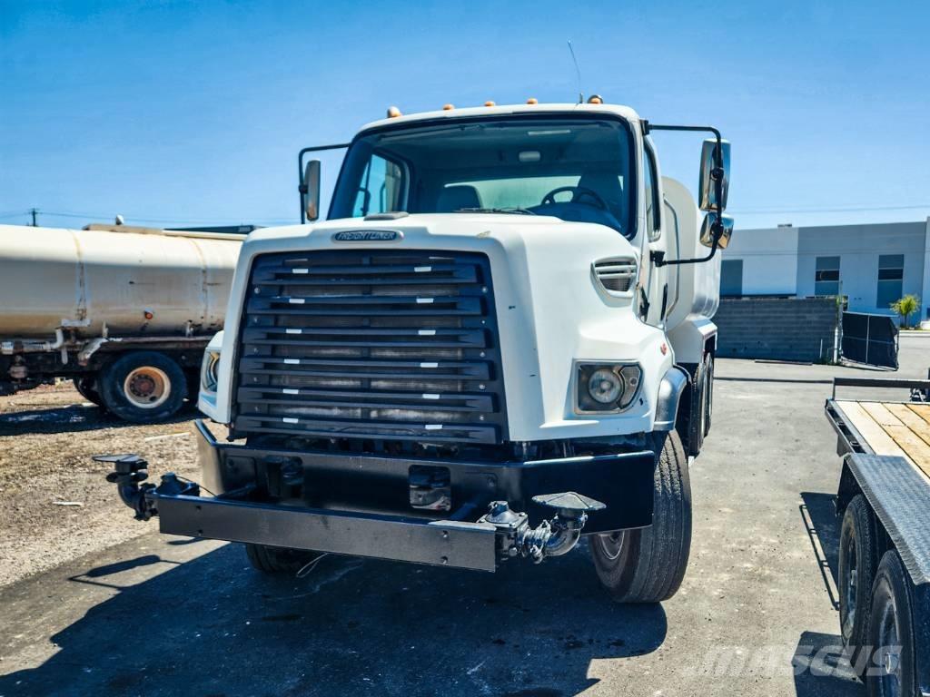 Freightliner 108 SD Поливальні машини