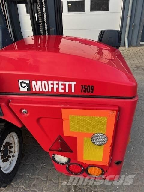 Moffett M4 25.3 Дизельні навантажувачі