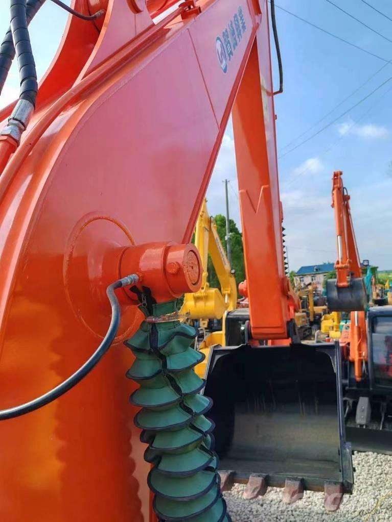 Hitachi ZX 120 Гусеничні екскаватори