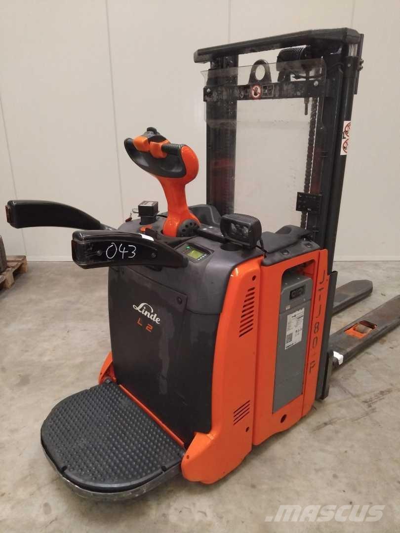Linde L12AP Самохідні електроштабелери
