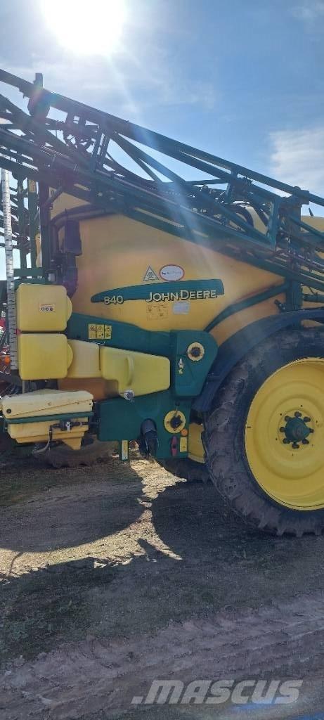 John Deere 840 Причіпні обприскувачі