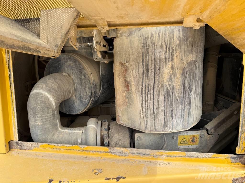 Komatsu D 155 AX-6 Гусеничні бульдозери