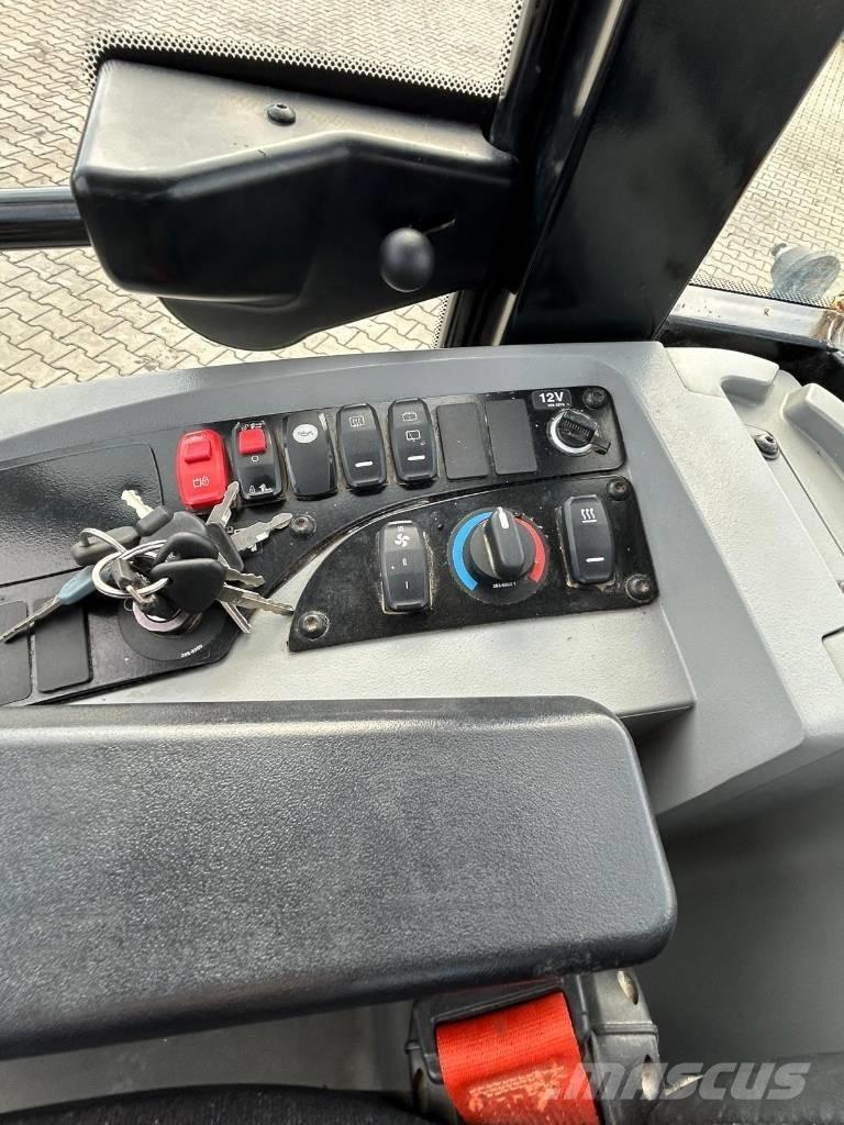 CAT 907 M Фронтальні навантажувачі