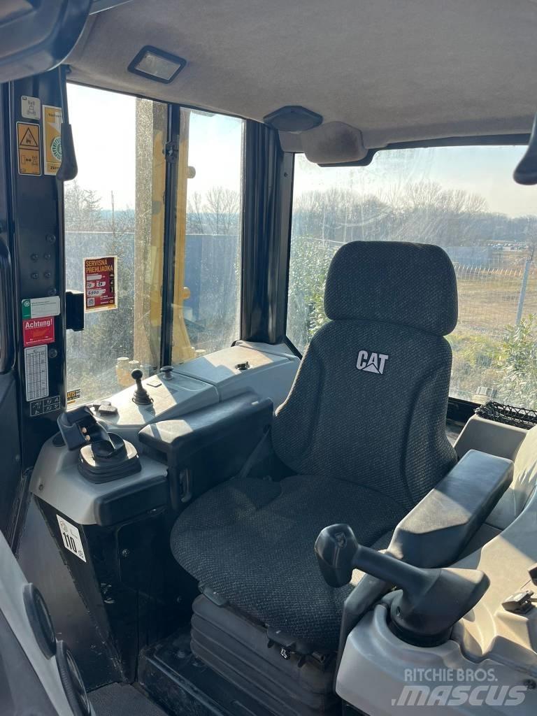 CAT D 6 N XL Гусеничні бульдозери