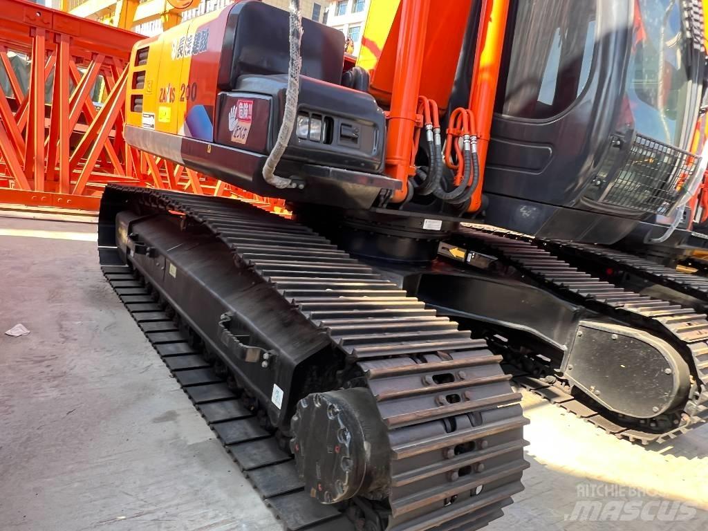 Hitachi ZX200 Гусеничні екскаватори