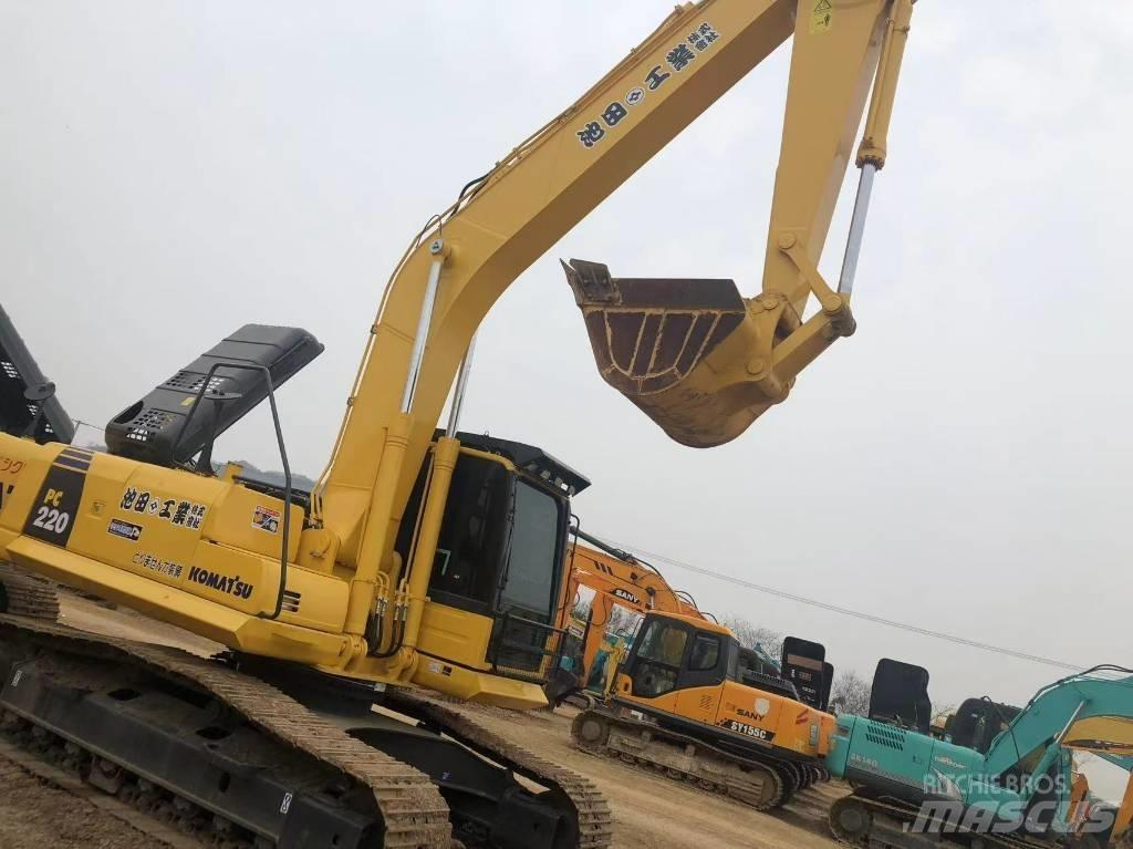 Komatsu 220-8 Гусеничні екскаватори