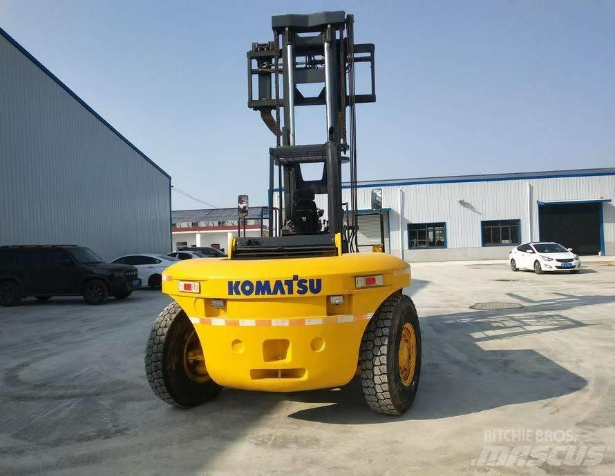 Komatsu FD200 Телескопічні навантажувачі