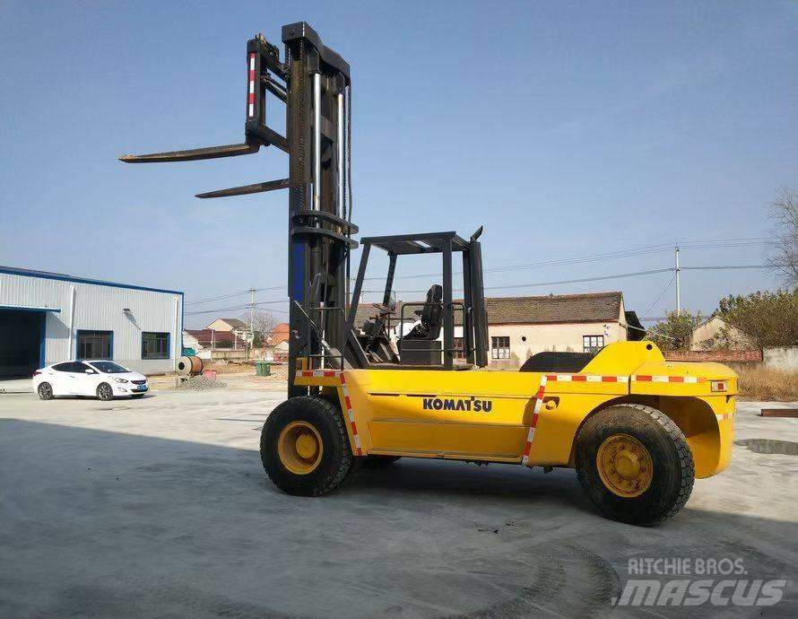 Komatsu FD200 Телескопічні навантажувачі