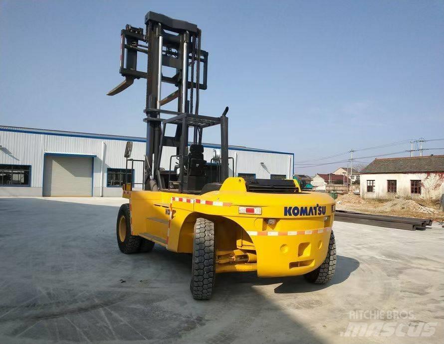 Komatsu FD200 Телескопічні навантажувачі