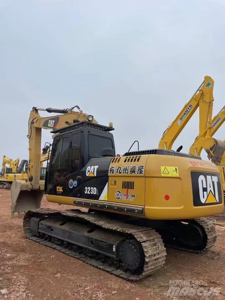 CAT 323 D L Гусеничні екскаватори
