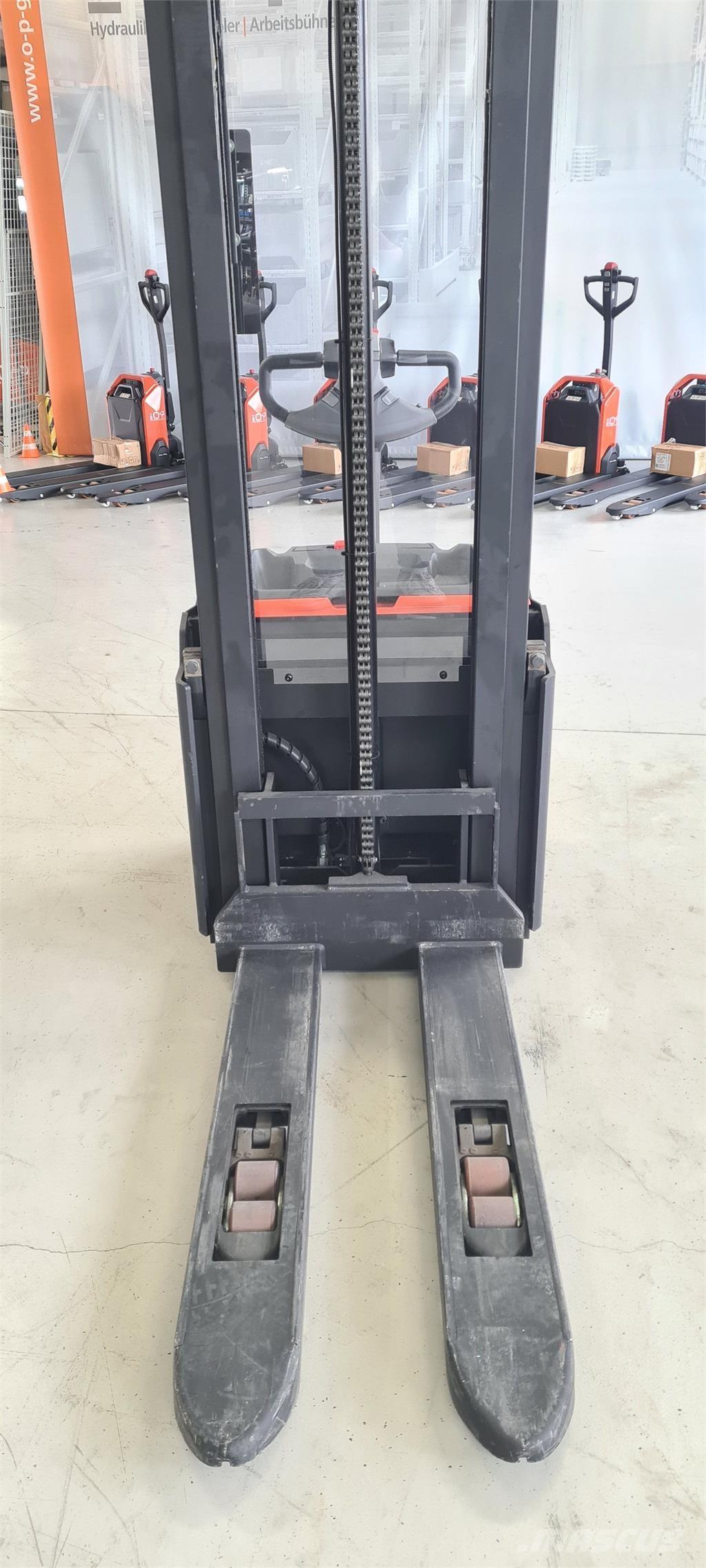 Toyota SWE120L Самохідні електроштабелери