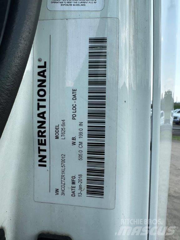 International LT Тягачі
