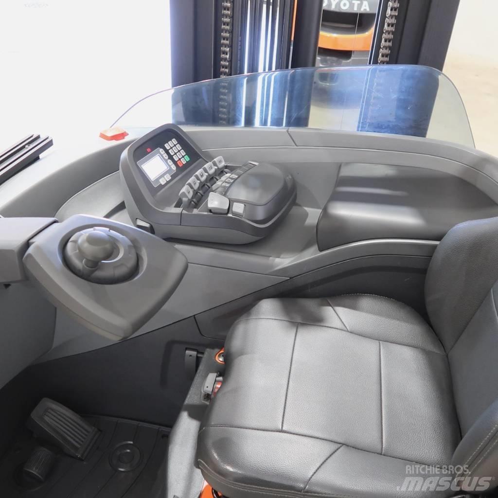 Toyota RRE200HC Річ-трак із високим підйомом