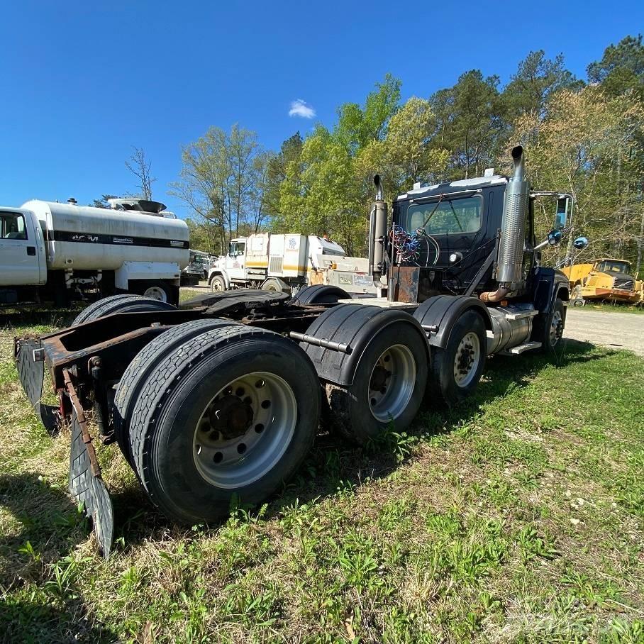 Mack CHN613 Тягачі