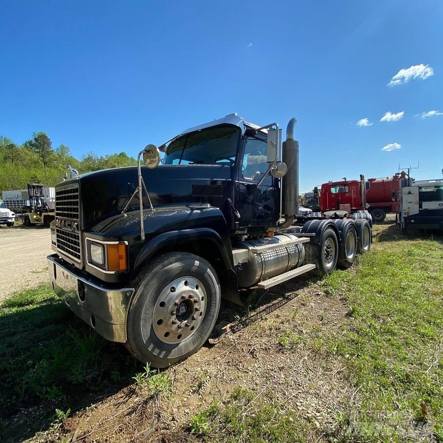 Mack CHN613 Тягачі