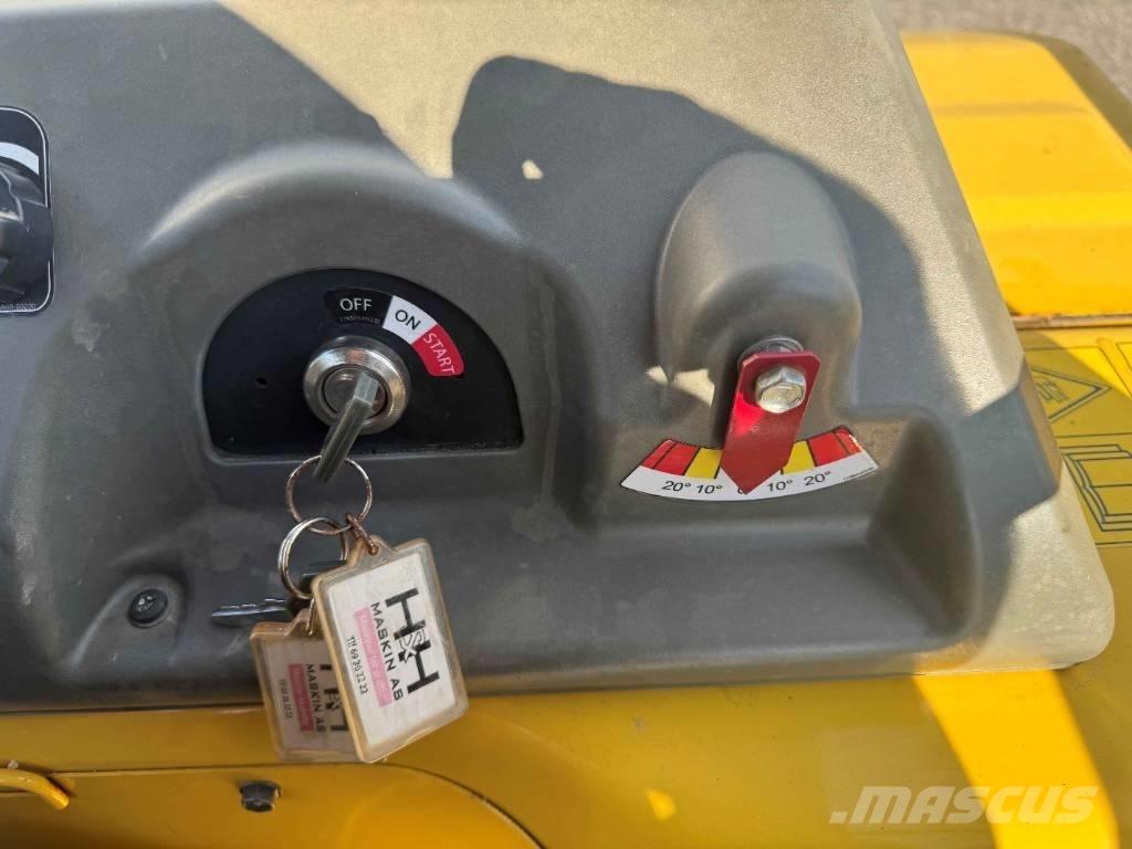Yanmar C30R-3TV Гусеничні самоскиди