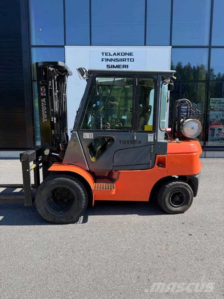 Toyota 02-7 FGF 30 Газові навантажувачі