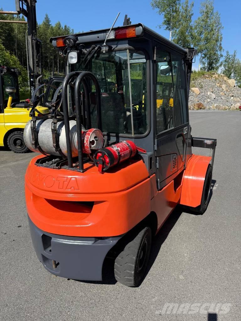 Toyota 02-7 FGF 30 Газові навантажувачі