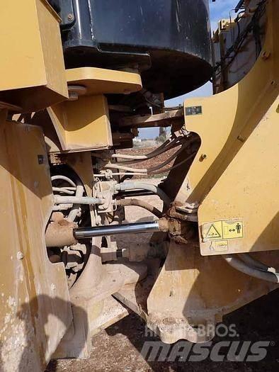 CAT 966M Фронтальні навантажувачі