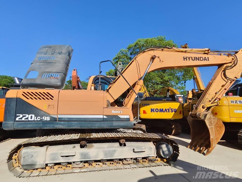 Hyundai Robex 220 LC Гусеничні екскаватори