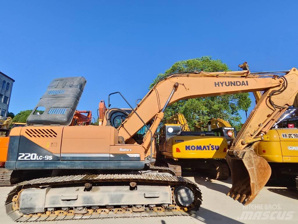 Hyundai Robex 220 LC Гусеничні екскаватори