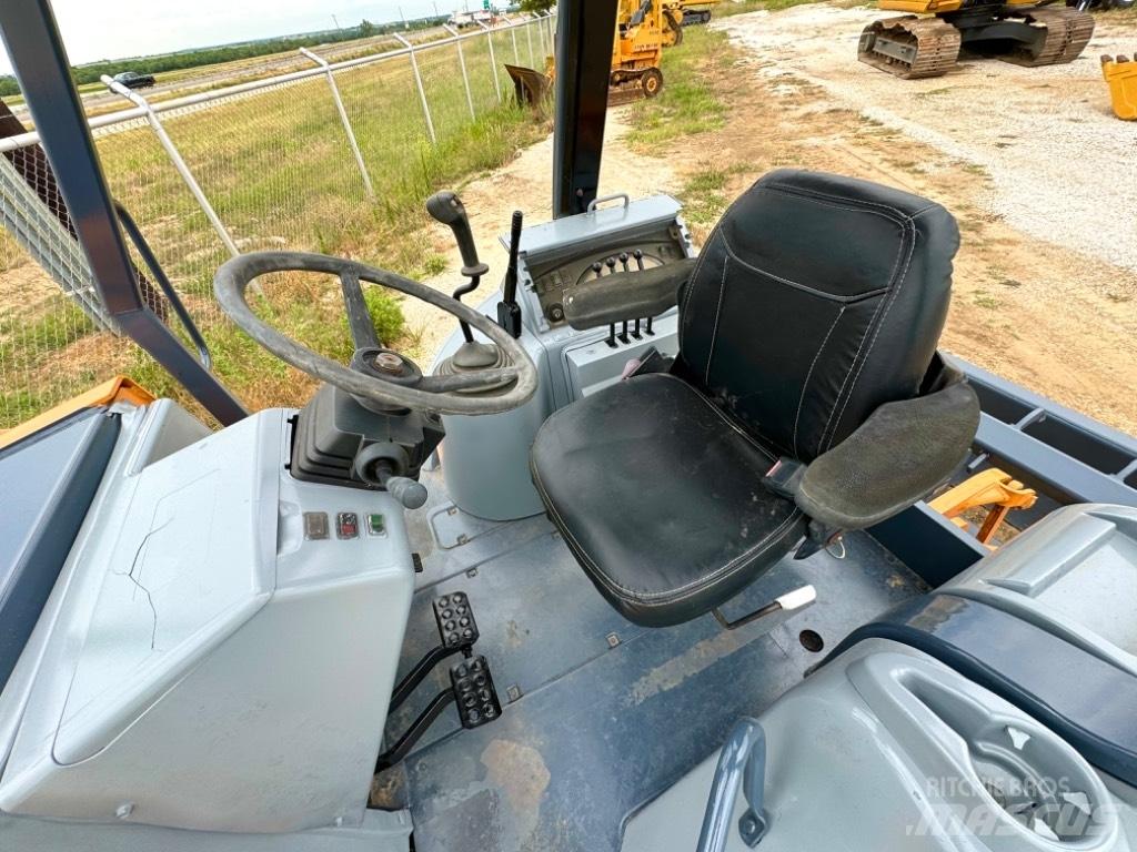 CASE 570 M XT Фронтальні навантажувачі
