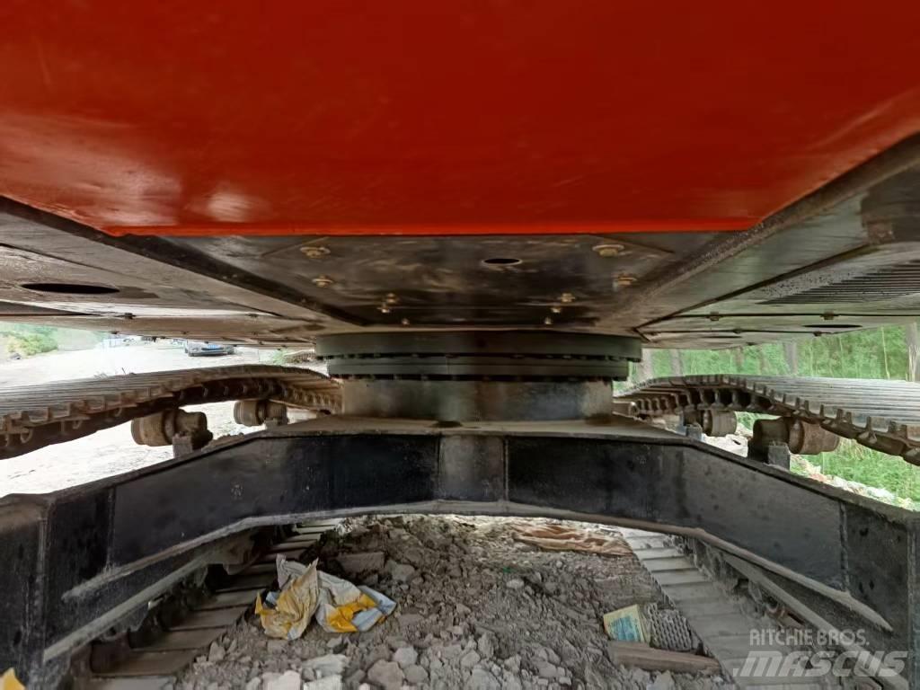 Hitachi ZX200 Гусеничні екскаватори