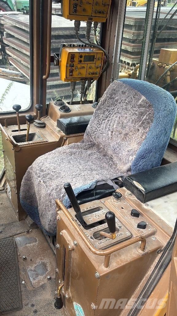 CAT D 4 C Гусеничні бульдозери