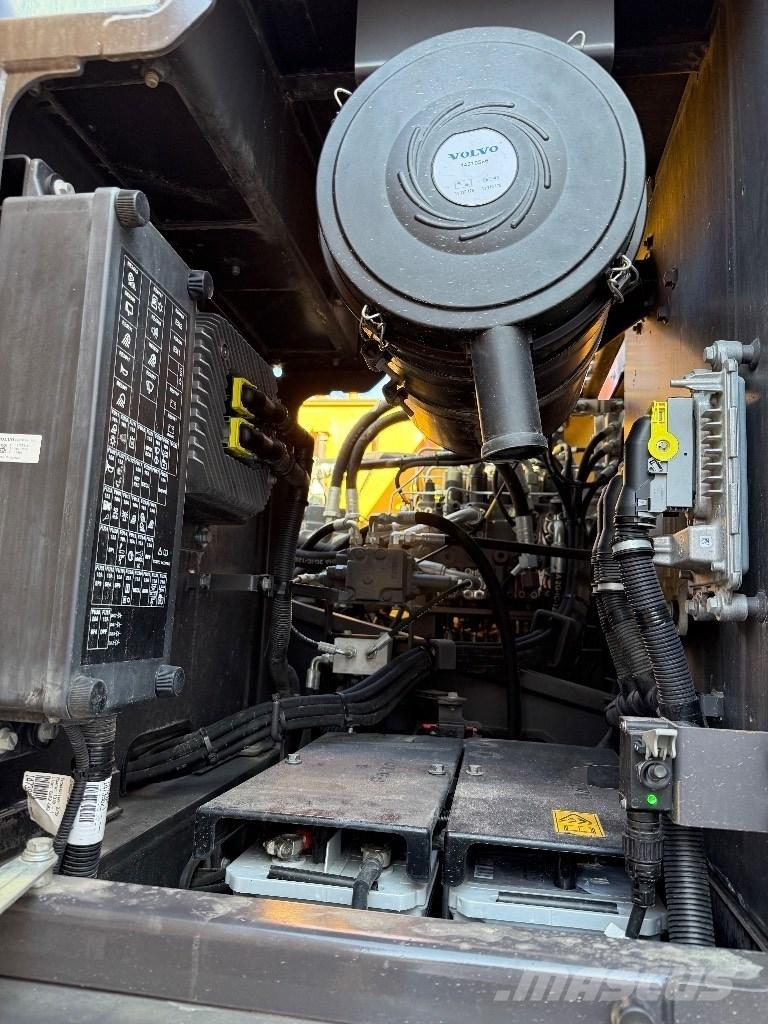 Volvo EC220E Гусеничні екскаватори
