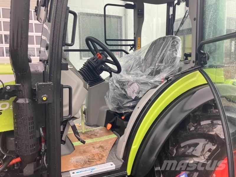 CLAAS NEXOS 240 S Трактори