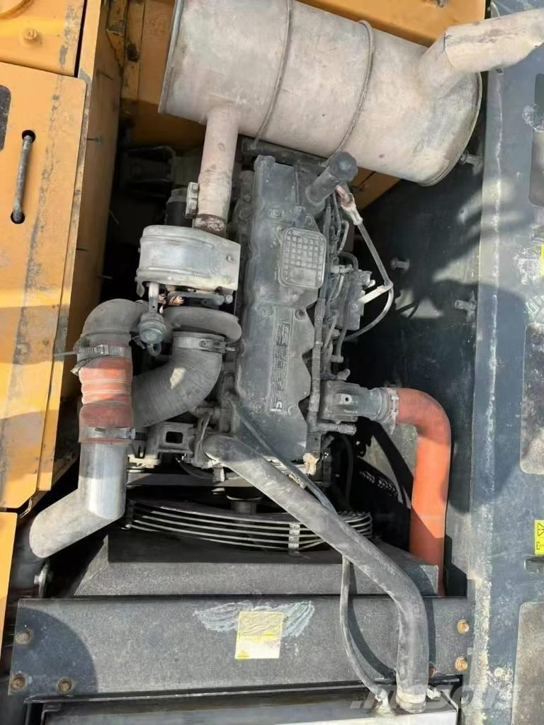 Hyundai 215VS Гусеничні екскаватори