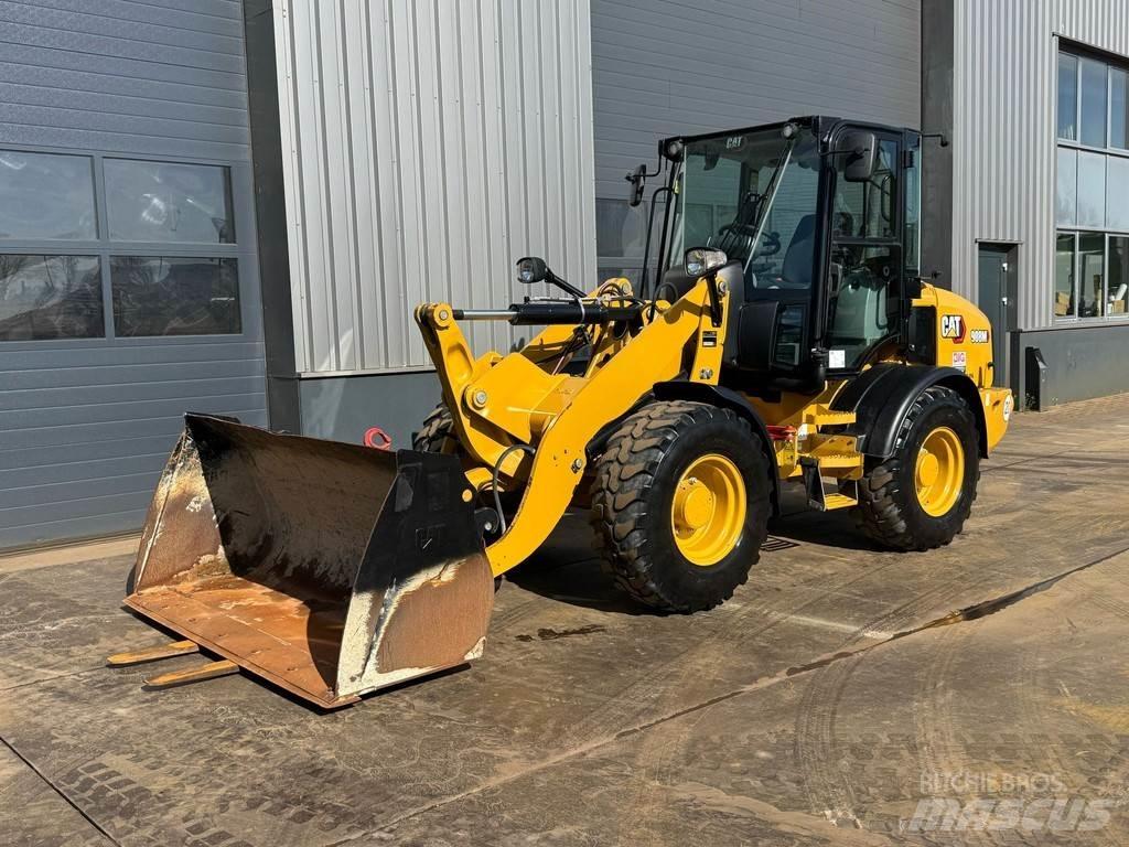 CAT 908M Фронтальні навантажувачі