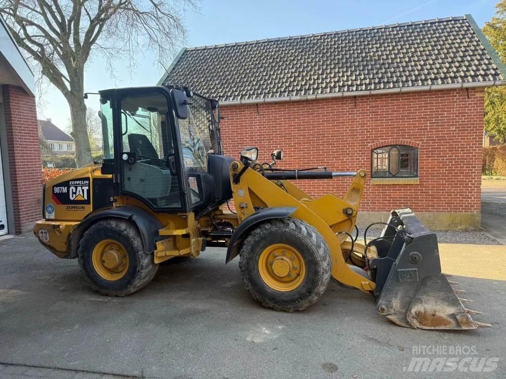 CAT 907M Фронтальні навантажувачі