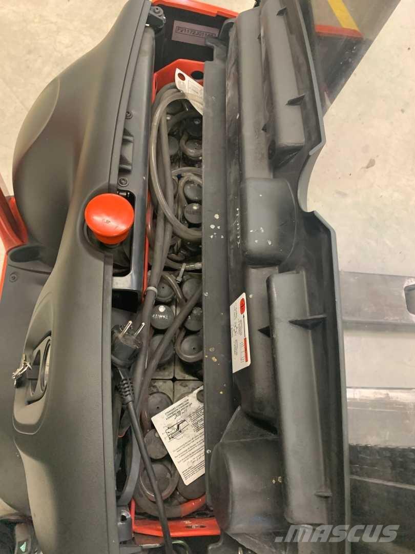 Linde L12 Самохідні електроштабелери