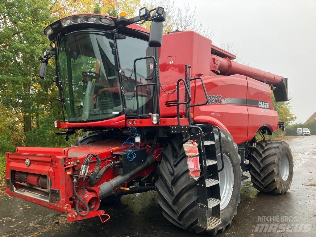 Case IH Axial 8240 Зернозбиральні комбайни
