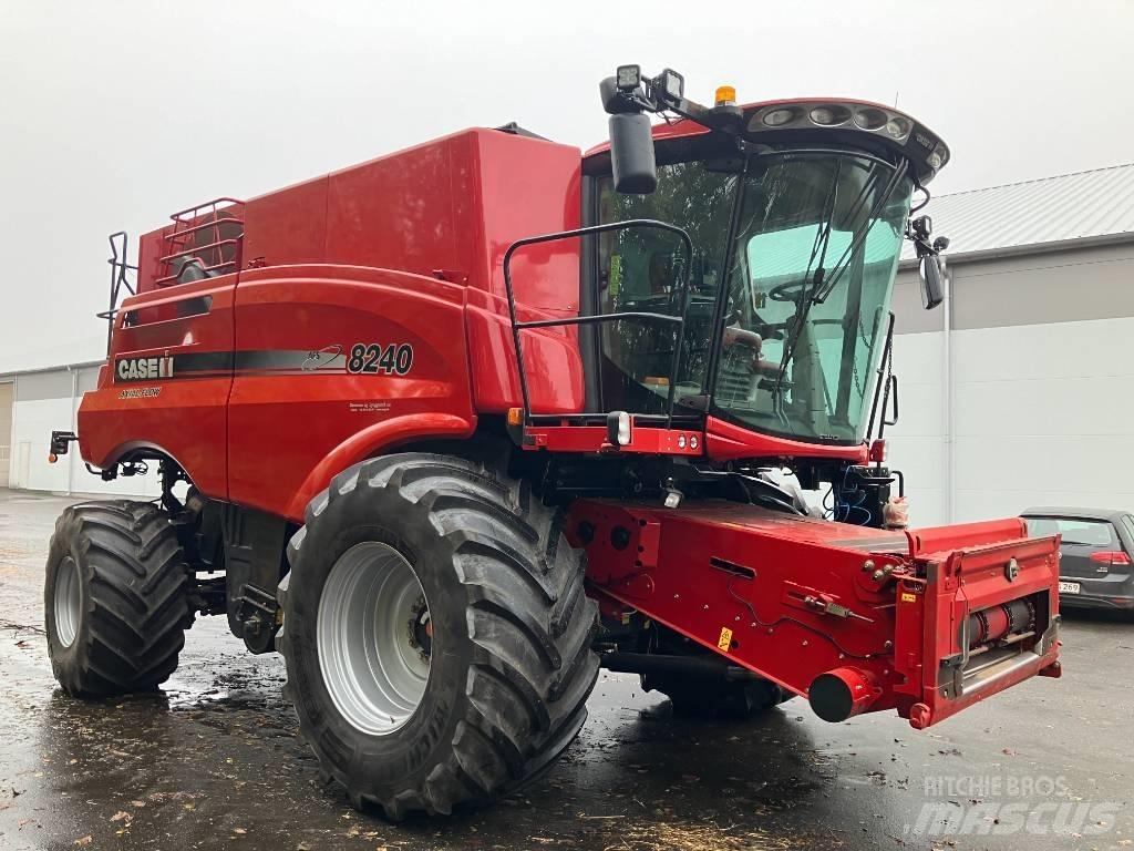 Case IH Axial 8240 Зернозбиральні комбайни