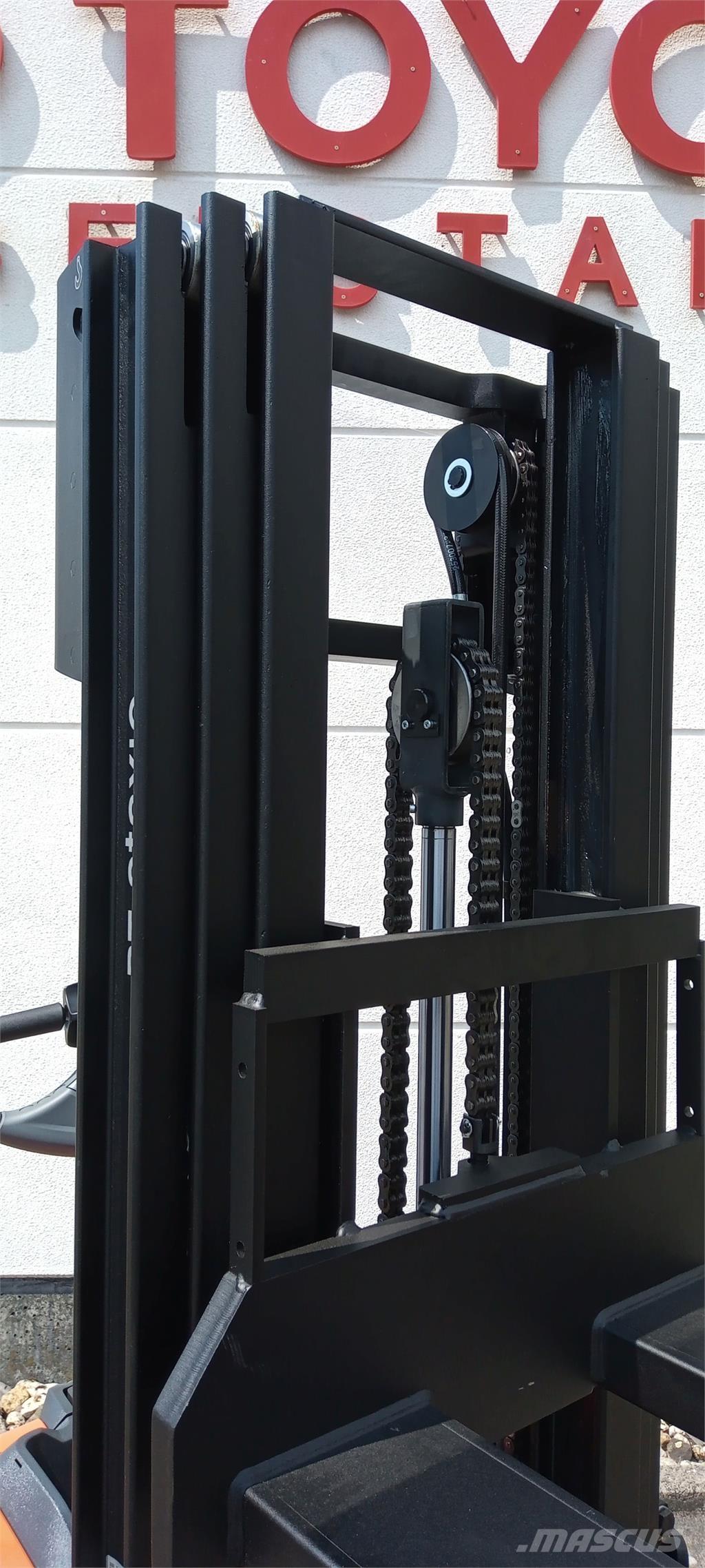 Toyota SWE120L Самохідні електроштабелери