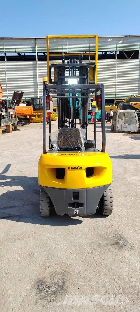 Komatsu FD 30 T-17 Дизельні навантажувачі