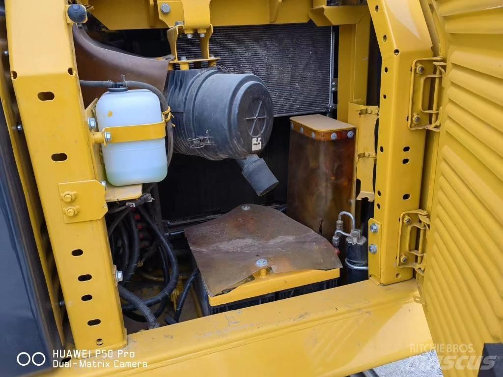 Komatsu PC130 Гусеничні екскаватори